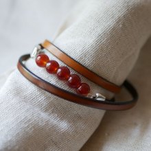 Pulsera de cuero marrón y perlas rojas para mujer, una triple vuelta para personalizar 