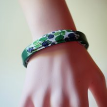 Pulsera Florâme con cinta de frutas de mora sobre cuero verde