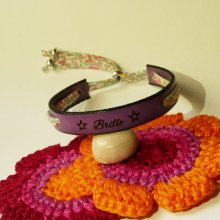 Pulsera Florâme "Brille" grabada con lazo liberty pastel sobre cuero morado