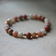 Pulsera con cuentas de piedra natural Aventurina rosa y blanca y perlas doradas