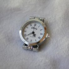 Esfera Reloj plateado con números romanos de fondo blanco