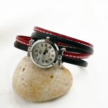 Reloj rojo de doble correa de piel con pespuntes 