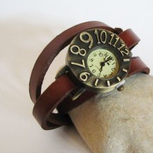 Reloj con correa de piel y esfera asimétrica